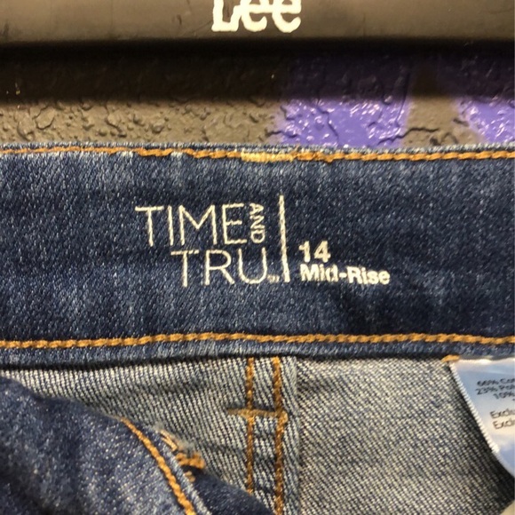 Time and Tru Mid Rise Denim Shorts - Picture 3 of 6